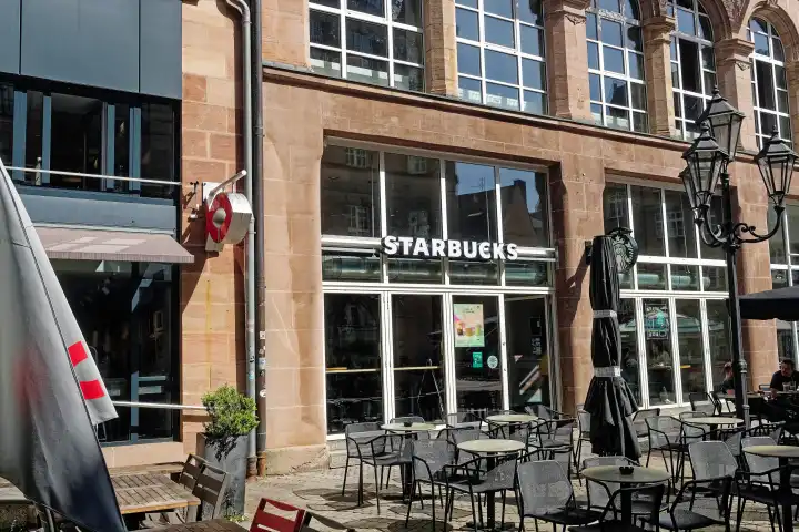 Schriftzug der Kaffeehauskette Starbucks an der Fassade einer Filiale