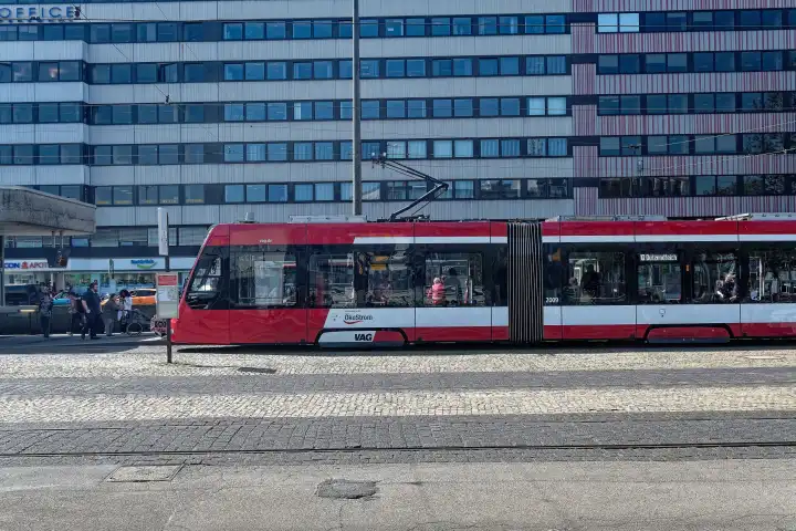 Straßenbahnzug der Verkehrsbetriebe Nürnberg an der Haltestelle Plärrer