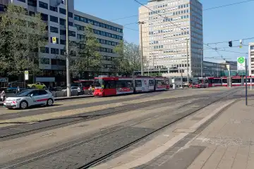 Straßenbahnzug, Bus und Servicefahrzeug der Verkehrsbetriebe Nürnberg an der Haltestelle Plärrer