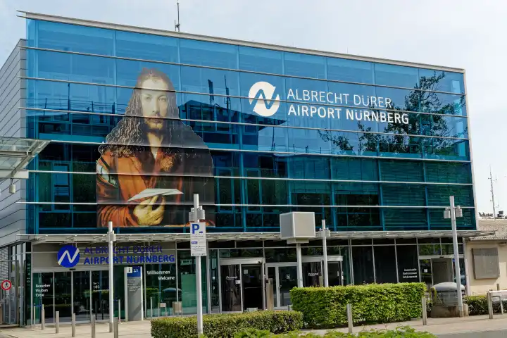 Dürer-Porträt am Hautgebäude des Albrecht-Dürer Flughafens in Nürnberg, Bayern, Deutschland