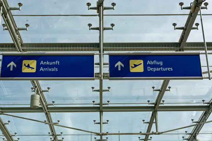 Hinweisschilder Ankunft und Abflug am Flughafen