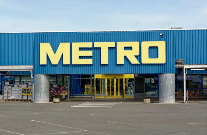 Branch of the wholesale company METRO, lettering on the facade