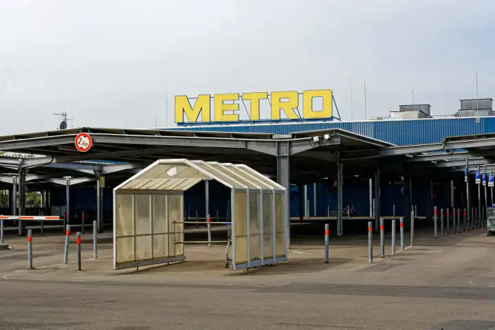 Branch of the wholesale company METRO, lettering on the facade