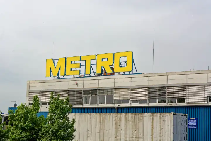 Niederlassung des Großhandelsunternehmens METRO, Schriftzug an der Fassade