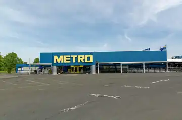 Niederlassung des Großhandelsunternehmens METRO, Schriftzug an der Fassade