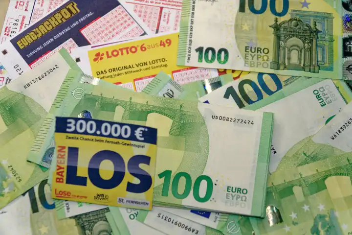 Glücksspiel, Los der bayerischen staatlichen Lotterie zwischen Geldscheinen
