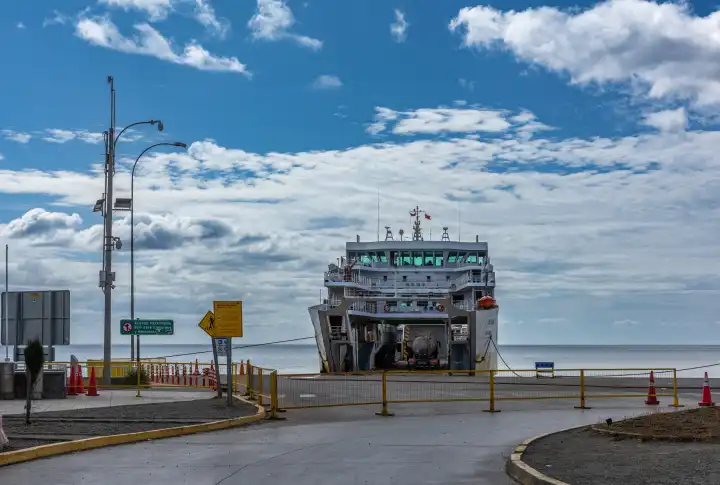 Fähre im Hafen von Punta Arenas, Patagonien, Chile