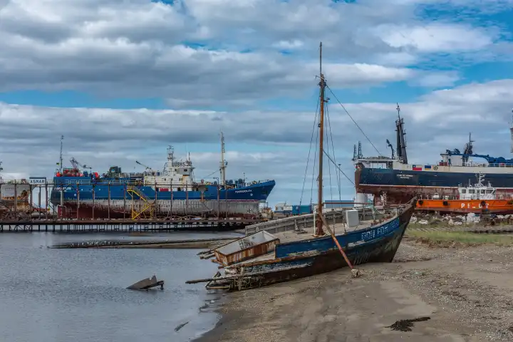 Verschiedene Schiffe im Hafen von Punta Arenas, Patagonien, Chile
