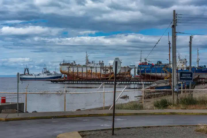 Verschiedene Schiffe im Hafen von Punta Arenas, Patagonien, Chile