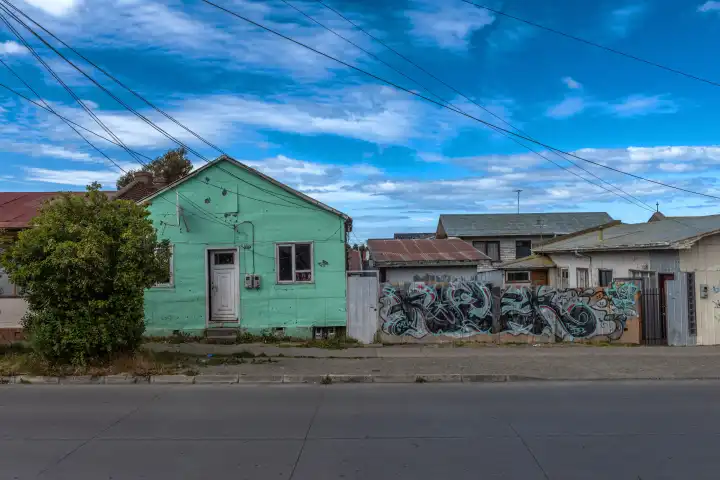 Häuser in der chilenischen Hafenstadt Puerto Natales, Patagonien, Chile
