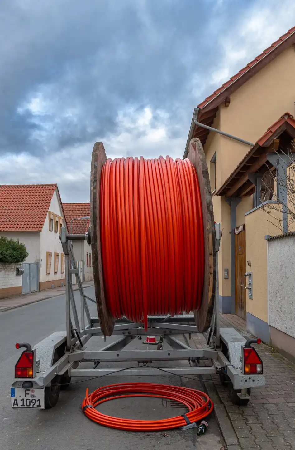 fiber optic cable reel on a roadside trailer - PHOTOSTOCK AGENCY CHROMORANGE
