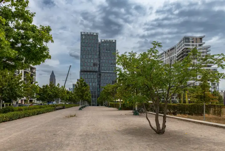 Park und moderne Gebäude an der Europaallee im neuen Europaviertel
