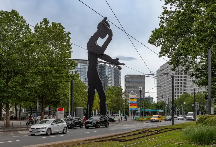 Der hämmernde Mann, Skulptur vor dem Messeturm in Frankfurt, Hessen, Deutschland