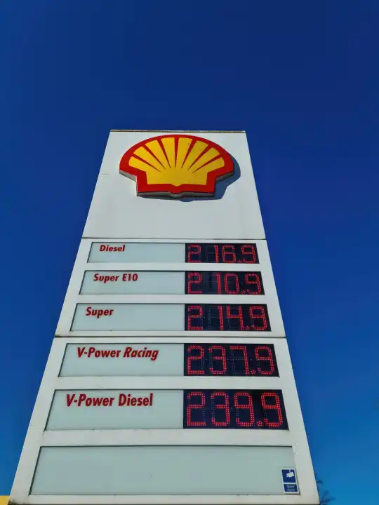 Explodierende Benzinpreise an einer Shell-Tankstelle in Deutschland als Folge des Ukraine-Krieges