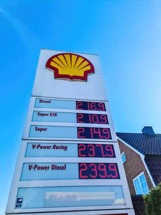 Explodierende Benzinpreise an einer Shell-Tankstelle in Deutschland als Folge des Ukraine-Krieges