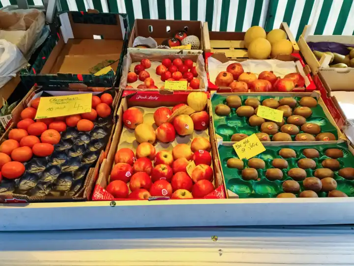 Neumünster, Deutschland - 16. April 2022: Ein Marktstand mit verschiedenen Gemüsesorten auf einem Markt in Neumünster, Deutschland