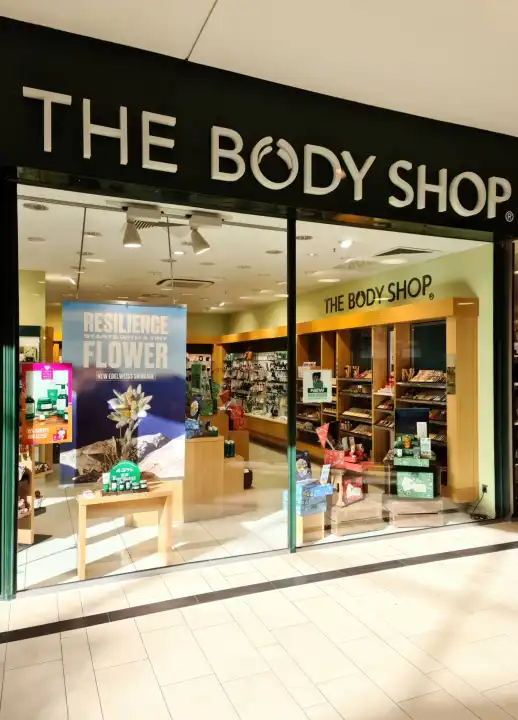 Kiel, Deutschland - 16. Oktober 2022: Eingang eines Hautpflege-Shops der Marke The Body Shop