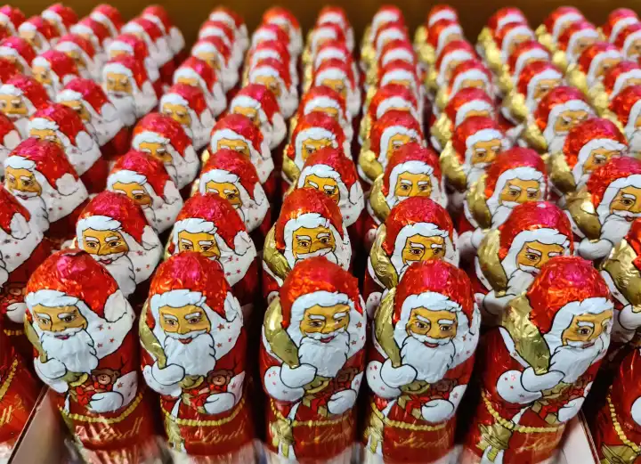 Kiel, Deutschland - 03. Oktober 2022: Eine Schachtel voller Schokoladen-Weihnachtsmänner in Goldpapier zu verkaufen