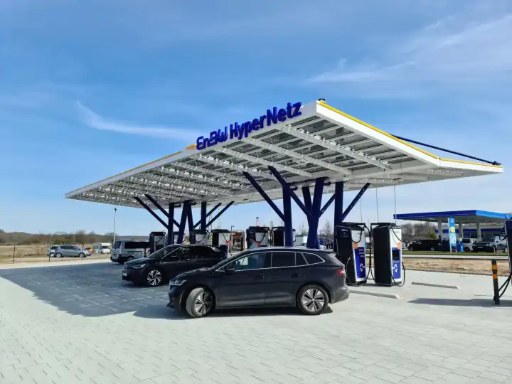 Bordesholm, Deutschland - 07. April 2023: Eine große EnBW-Tankstelle für Elektrofahrzeuge bei sonnigem Wetter