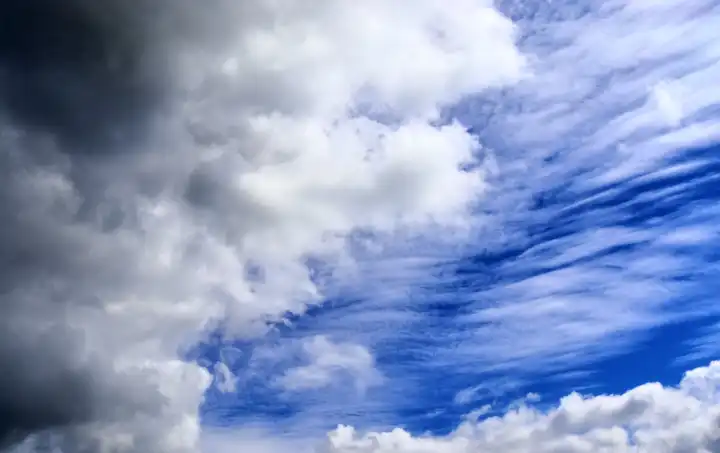 Atemberaubendes Panorama einer Zirruswolkenformation an einem tiefblauen Sommerhimmel über Europa