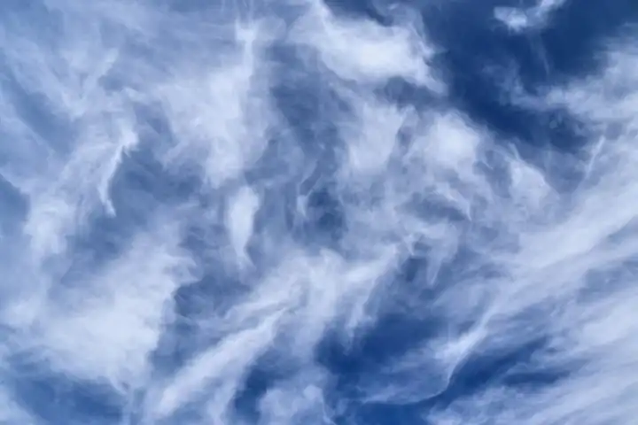 Atemberaubendes Panorama einer Zirruswolkenformation an einem tiefblauen Sommerhimmel über Europa