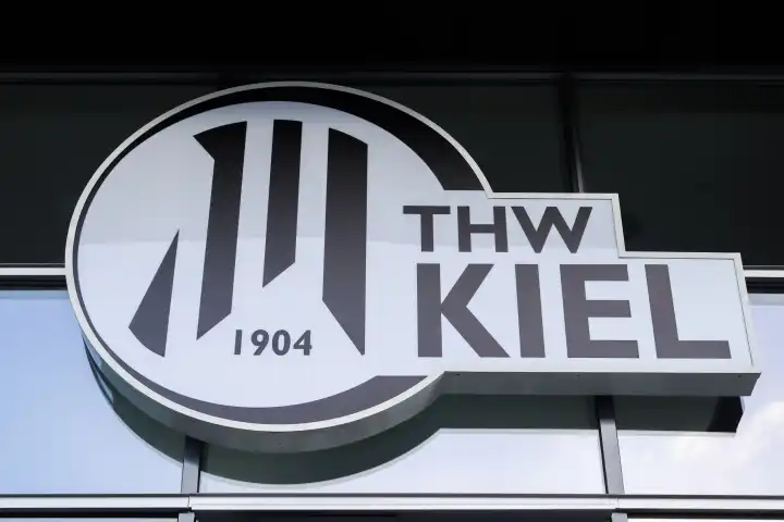 Frontansicht auf die Arena des Handball-Bundesligisten THW Kiel mit Trophäen und dem Fanshop