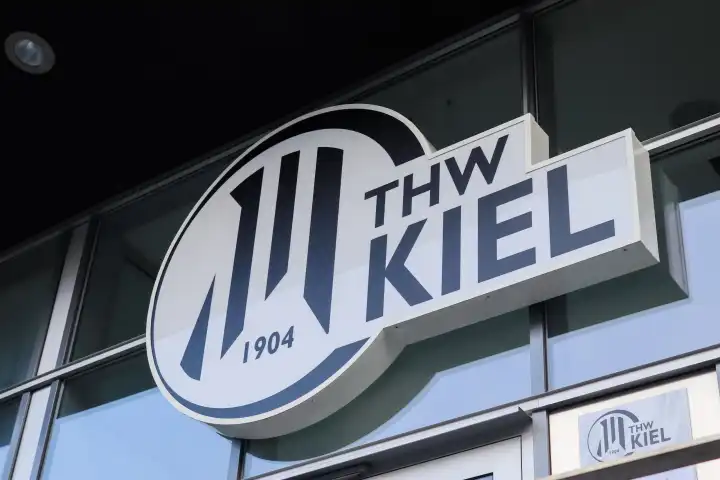 Frontansicht auf die Arena des Handball-Bundesligisten THW Kiel mit Trophäen und dem Fanshop