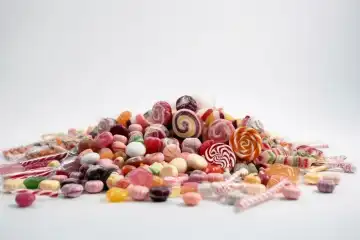 Eine Menge Süßigkeiten auf weißem Hintergrund, erstellt mit generativer KI-Technologie
