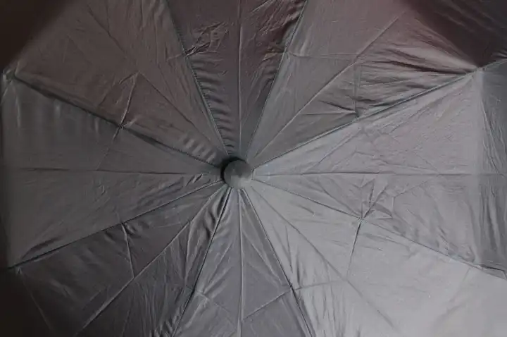 Nahaufnahme auf der bunten Oberfläche eines Regenschirms