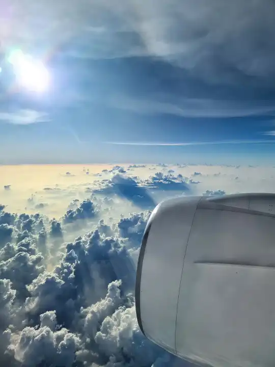 Blick von einem Flugzeug auf den Motor und die Wolken über den Malediven