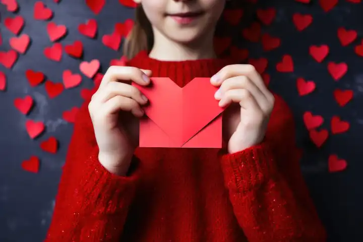 Kinderhände mit einer Valentinskarte, die KI generiert
