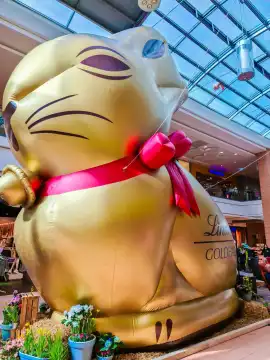 Kiel, Deutschland - 01. April 2024: Ein riesiger goldener Hase der Schokoladenmarke Lindt in einem Einkaufszentrum