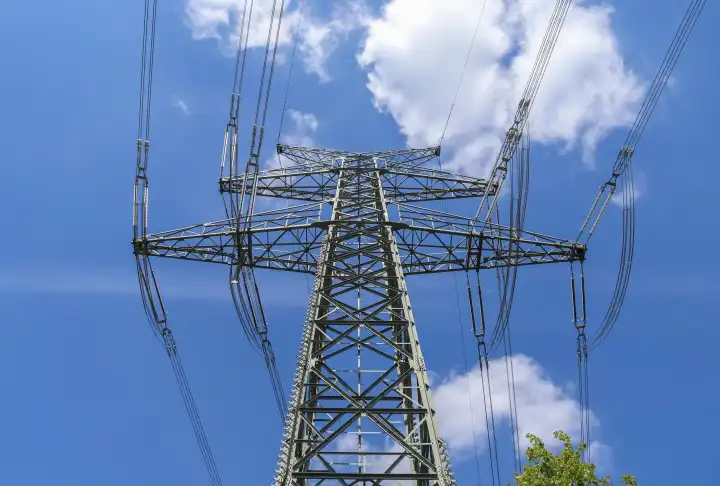 Nahaufnahme eines großen Strommastes, der Strom in einer ländlichen Gegend in Europa transportiert