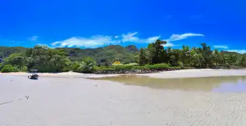 Atemberaubendes Strandpanorama mit hoher Auflösung, aufgenommen auf den paradiesischen Inseln der Seychellen.