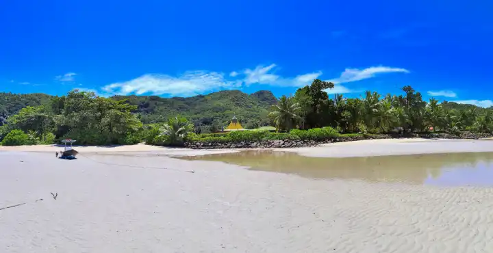 Atemberaubendes Strandpanorama mit hoher Auflösung, aufgenommen auf den paradiesischen Inseln der Seychellen.