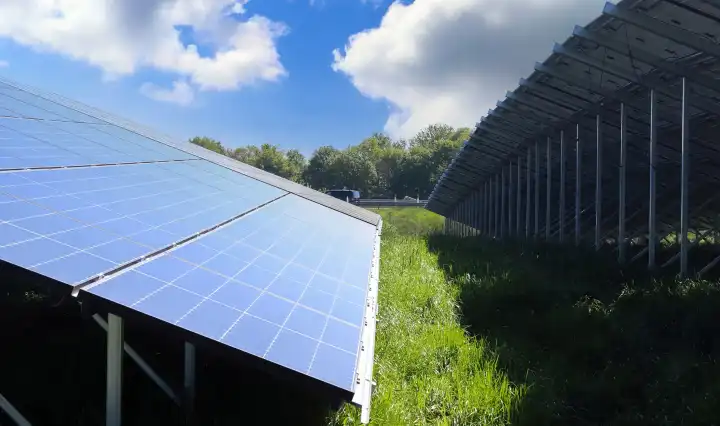 Erzeugung von sauberer Energie mit Solarmodulen in einem großen Park in Nordeuropa.