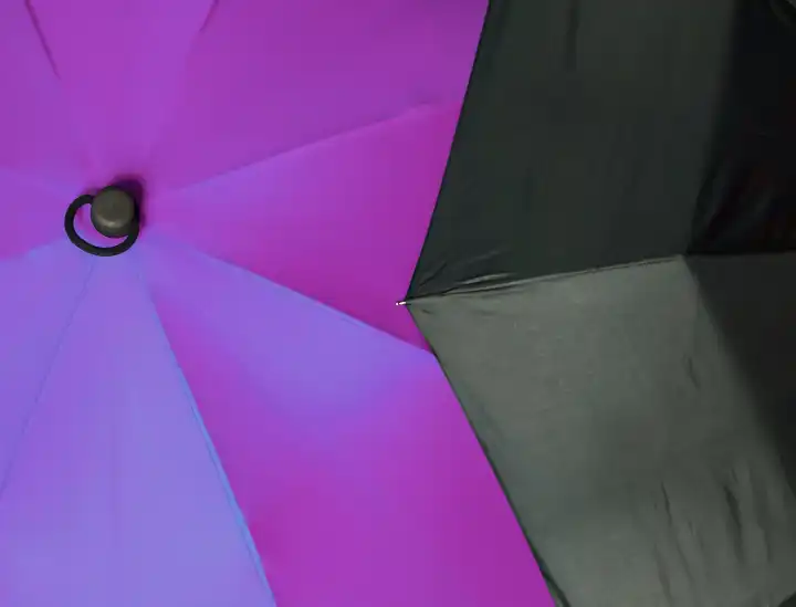 Nahaufnahme der bunten Oberfläche eines regenfesten Regenschirms