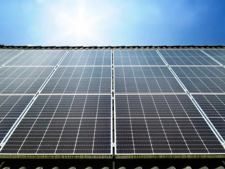 Sonnenkollektoren zur Erzeugung sauberer Energie auf dem Dach eines Wohnhauses
