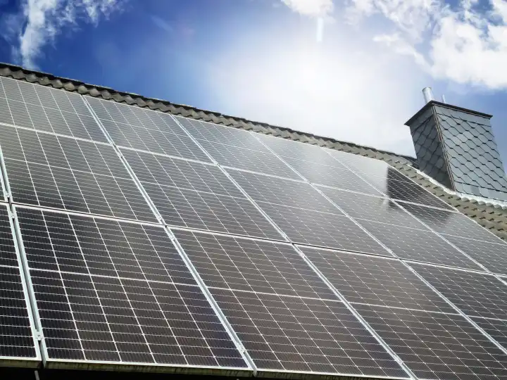 Sonnenkollektoren zur Erzeugung sauberer Energie auf dem Dach eines Wohnhauses