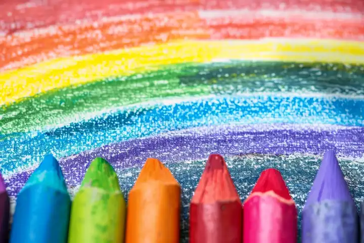 Ein von einem Kind mit Buntstiften gezeichneter Regenbogen, generiert von AI