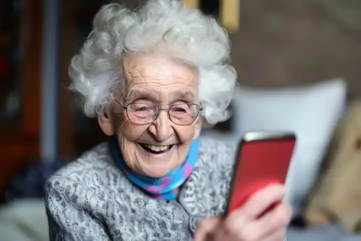 Eine Rentnerin freut sich über ihr neues Smartphone, generiert mit KI