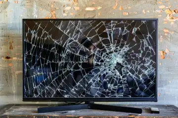 Ein neuer flacher UHD-Fernseher mit defektem Display, generiert mit KI