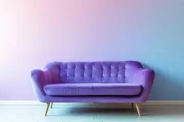 Ein neues Sofa vor einer pastellfarbenen Wand mit Kopierraum, generiert mit KI