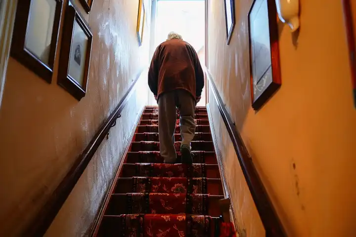 Ein Rentner hat Probleme beim Treppensteigen, generiert mit KI
