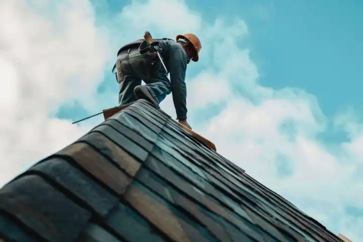 Ein Dachdecker bei seiner Arbeit an einem Wohnhaus, generiert mit KI