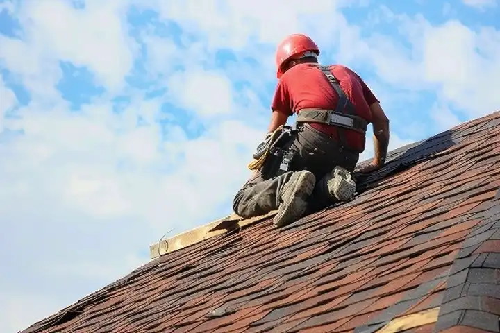 Ein Dachdecker bei seiner Arbeit an einem Wohnhaus, generiert mit KI