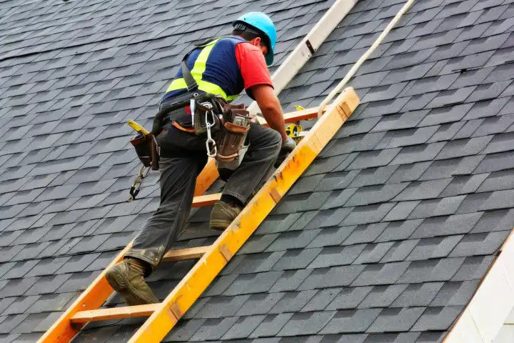Ein Dachdecker repariert ein beschädigtes Dach, generiert mit KI