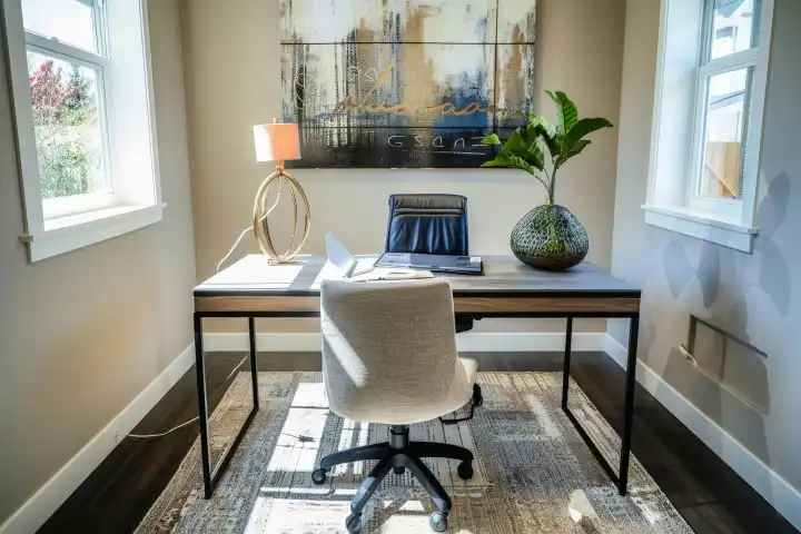 Ein gut organisiertes Heimbüro mit einem schlanken Schreibtisch und einem bequemen Stuhl, generiert mit KI
