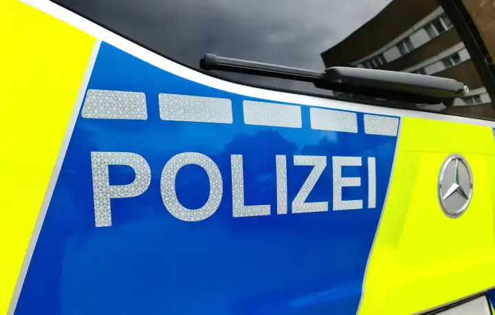 Neumünster, Deutschland - 04. Mai 2024: Nahaufnahme des Logos der deutschen Polizei auf einem blauen Einsatzfahrzeug