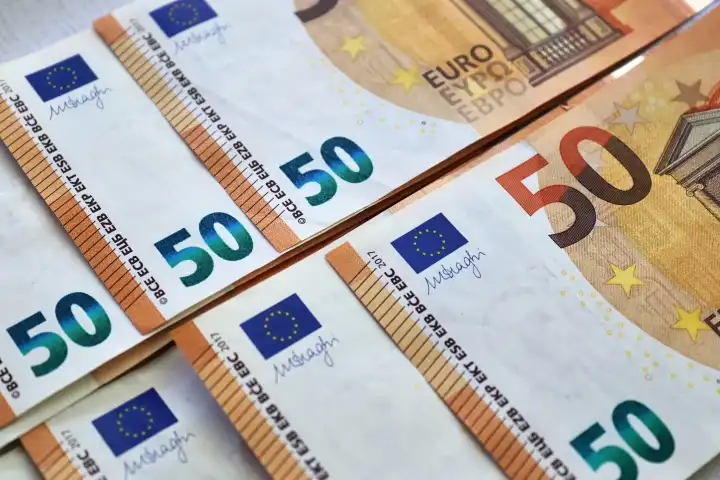 Nahaufnahme zahlreicher übereinander liegender Euro-Banknoten